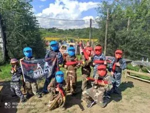 Dzieci gotowe do gry w paintball